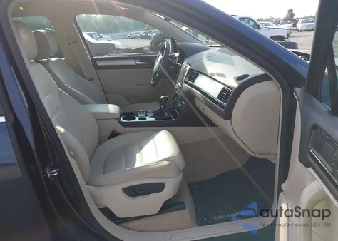 2013 Volkswagen Touareg Vr6 Sport z USA, uszkodzony, nr VIN WVGEF9BP7DD001241